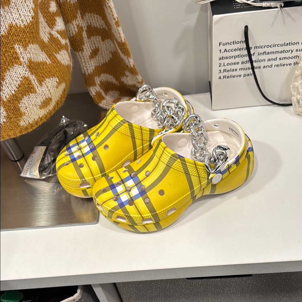 Crocs lmt edition clueless Cher platform Yellow Plaid Clogs Guc - Picture 9 of 13